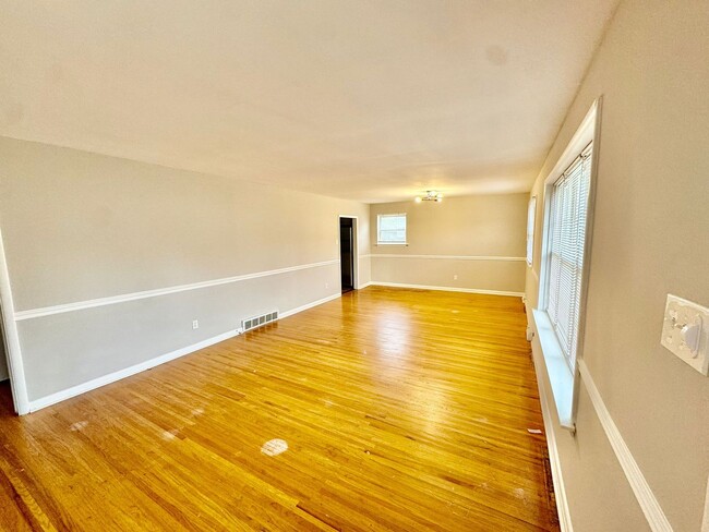 Building Photo - Charming 3-Bedroom Home for Rent in Runnem...