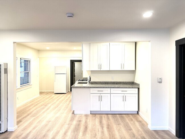 Foto del edificio - 5 Bed/2 Full Baths W/Washer&Dryer Hook Ups!