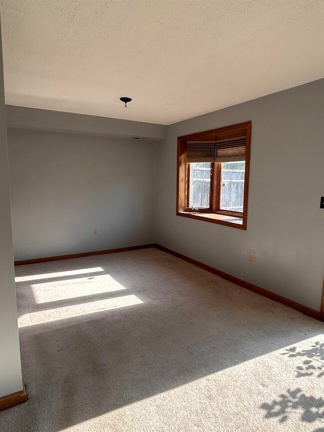 Building Photo - 266 Stonebridge Dr