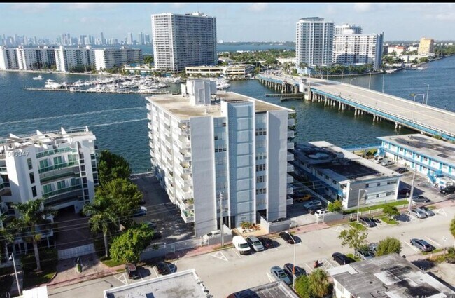Building Photo - 2016 Bay Dr