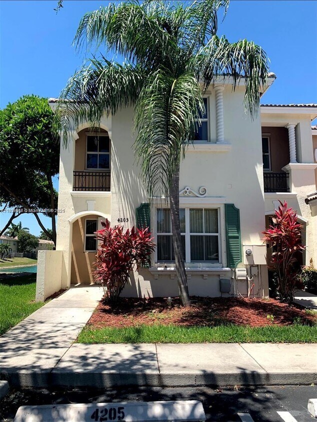 Foto principal - 4205 NE 9th St