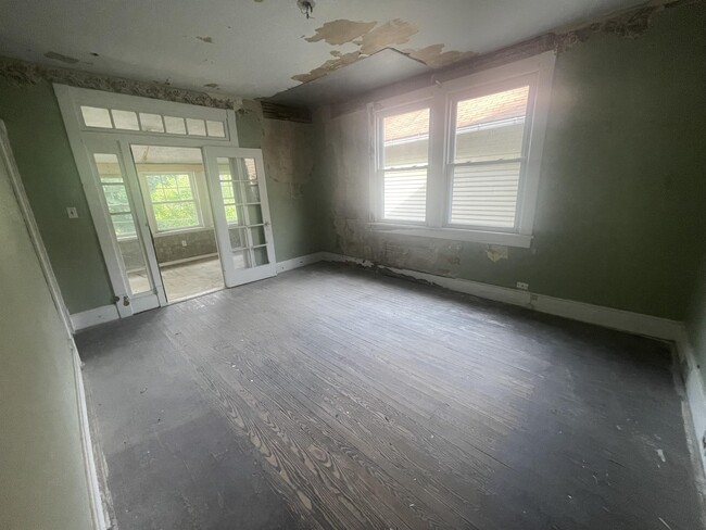 Building Photo - 925 Coleman Ave