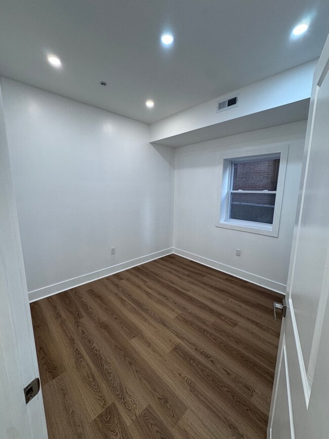 Building Photo - 647 N 16th St