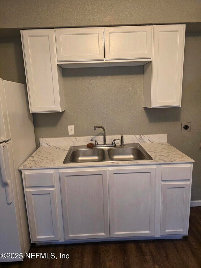 Foto del edificio - 1177 W 26th St