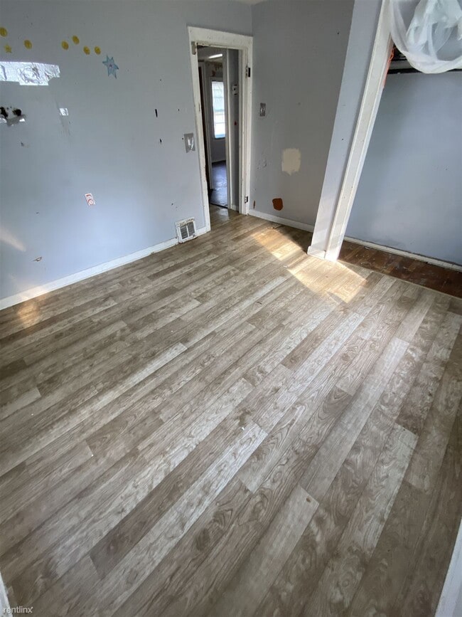 Building Photo - 2 br, 1 bath House - 207 South Locust Street
