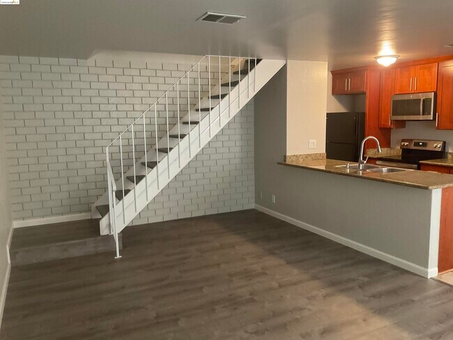 Building Photo - 2204 Peppertree Way