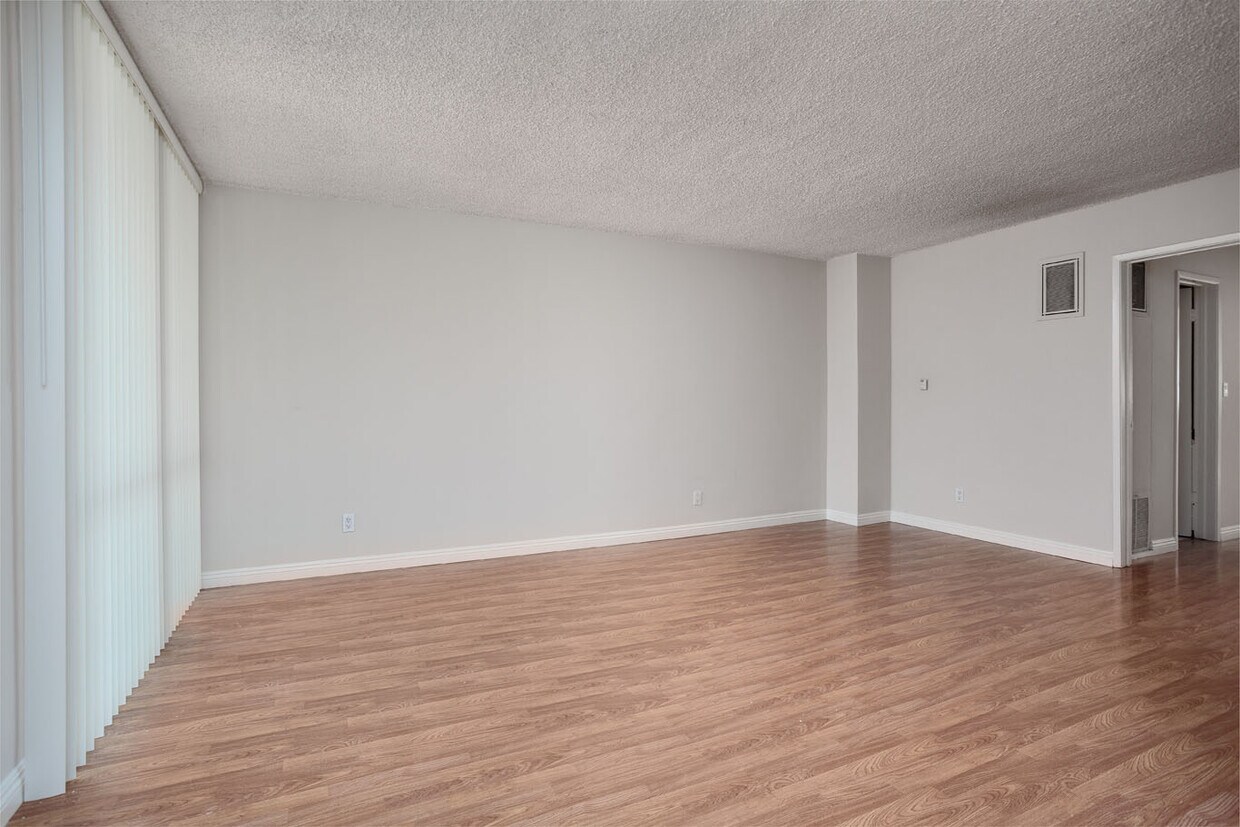 Foto principal - 13505 Burbank Blvd