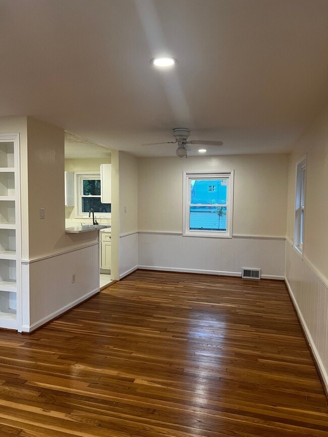 Building Photo - 2404 Darrow St