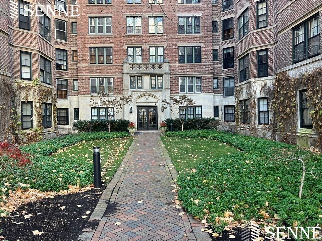 Primary Photo - 988 Memorial Dr