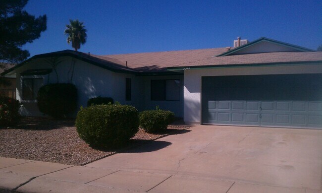Foto del edificio - 2310 Primrose Dr