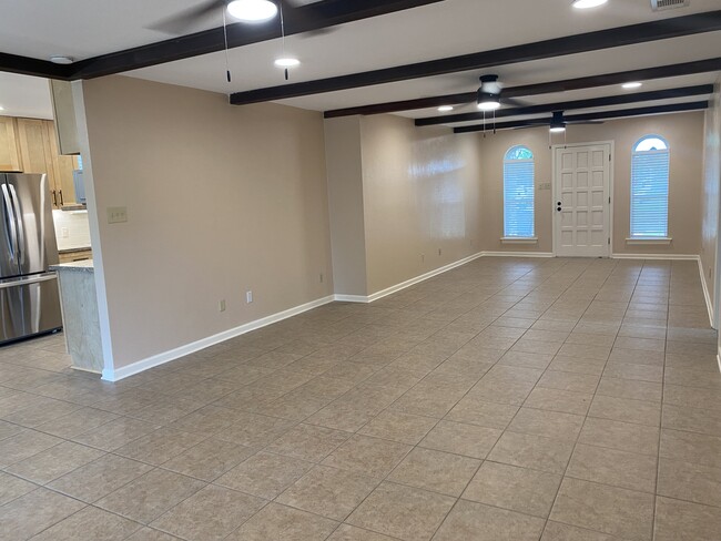 Building Photo - 440 Hooper Dr