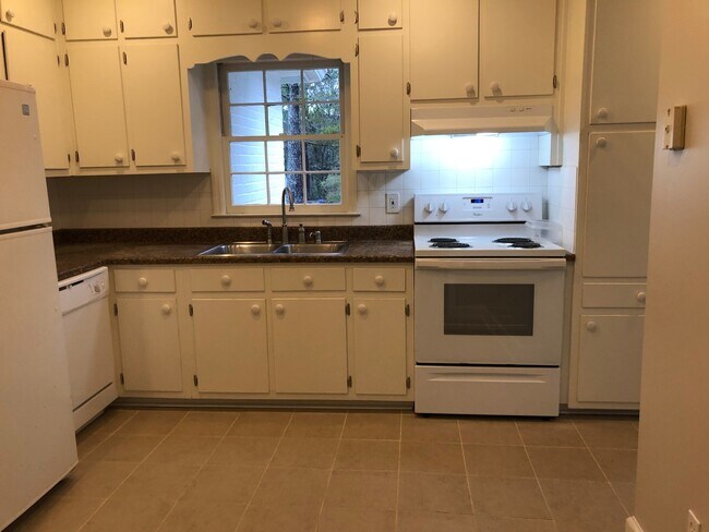 Building Photo - Updated Bungalow with Easy Access to Emory...