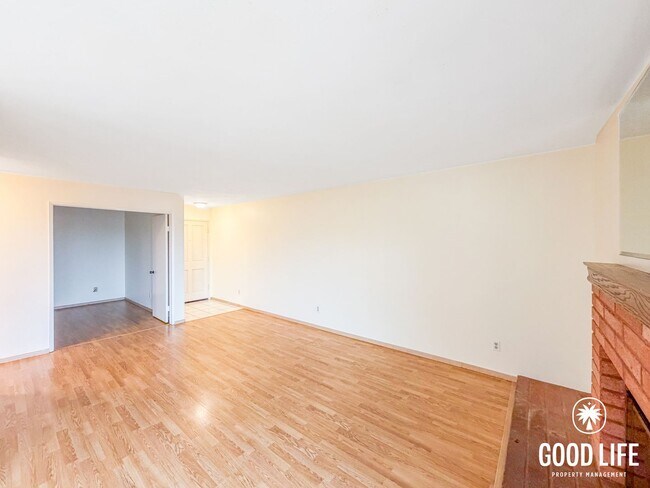 Foto del edificio - 2BD/1BA Condo in Clairemont with Balcony, In-Unit Laundry & Reserved Parking