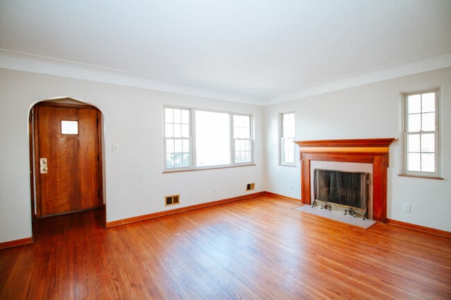 Foto del edificio - 2303 Mellwood Ave