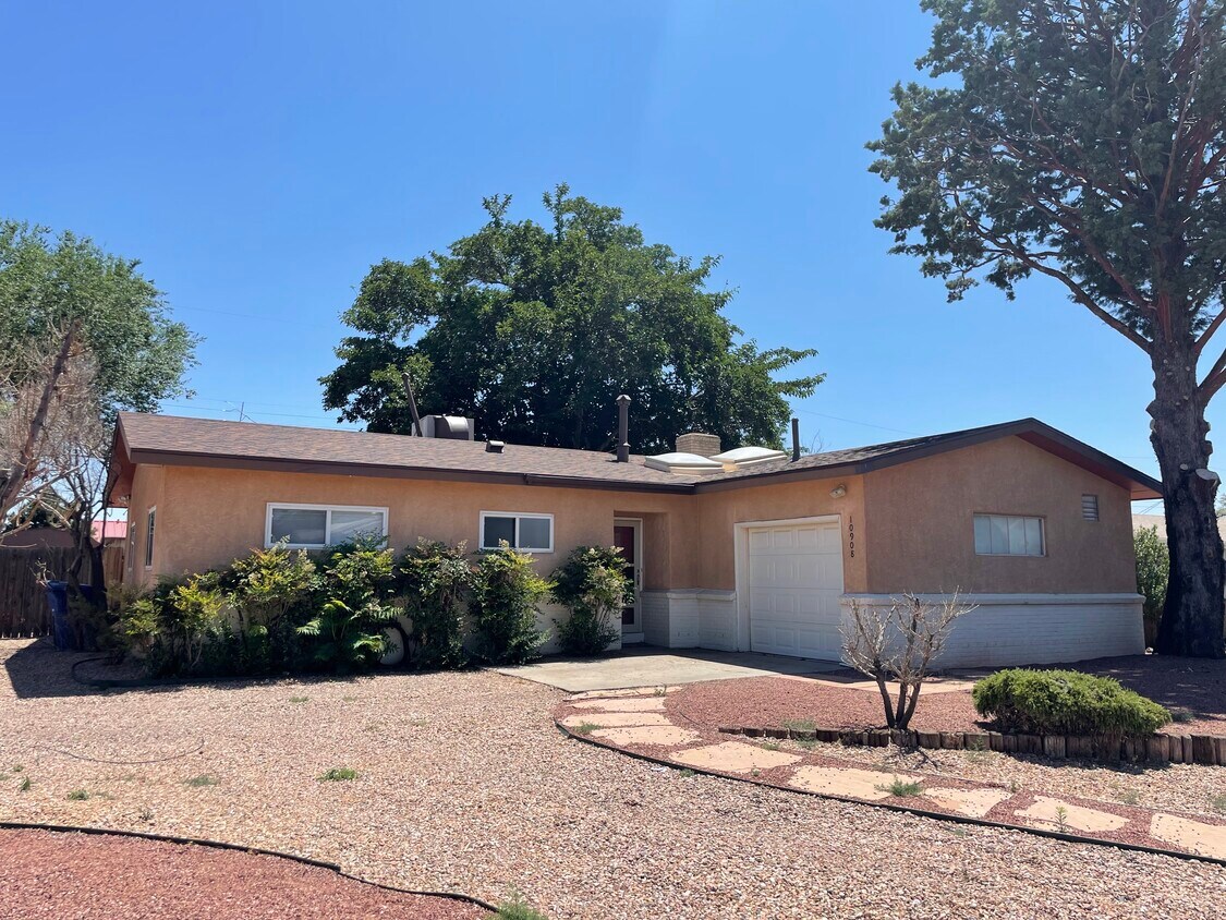 Foto principal - 10908 Bellamah Ave NE