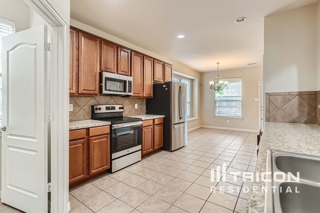 Building Photo - 15904 Alvarado Dr