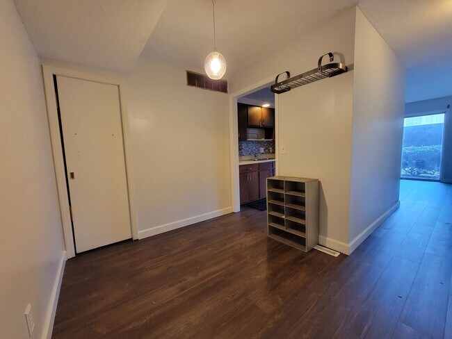 Foto del edificio - Renovated 2 Bedroom Apartment Conveniently...
