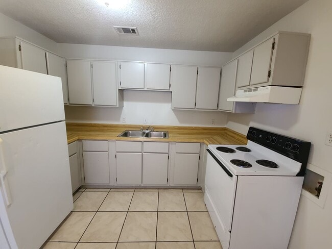 Building Photo - 2 Bedroom 1 Bath in Milton Available for Rent!