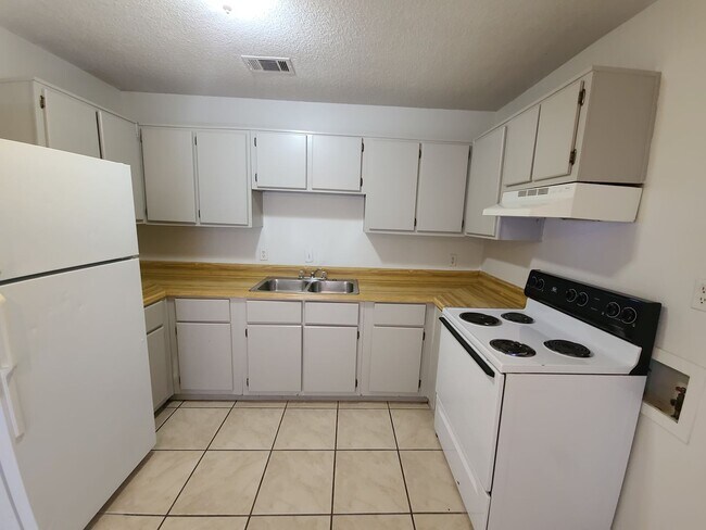 Foto del edificio - 2 Bedroom 1 Bath in Milton Available for Rent!
