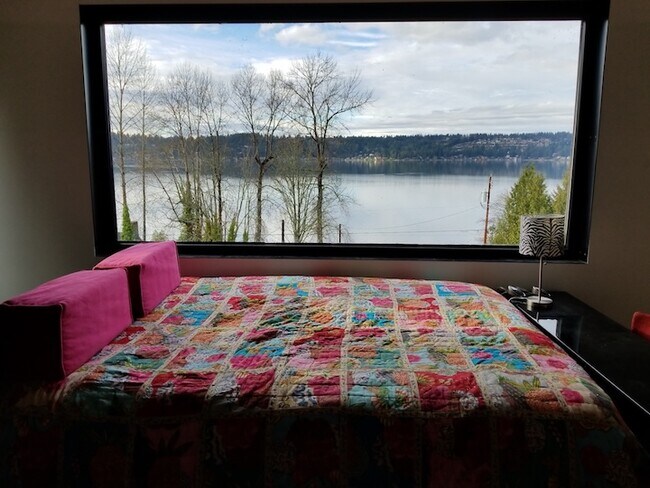 Building Photo - 1104 E Lake Sammamish Pky SE