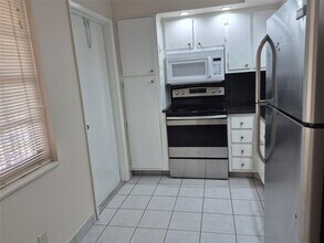 Building Photo - 3100 N Palm Aire Dr