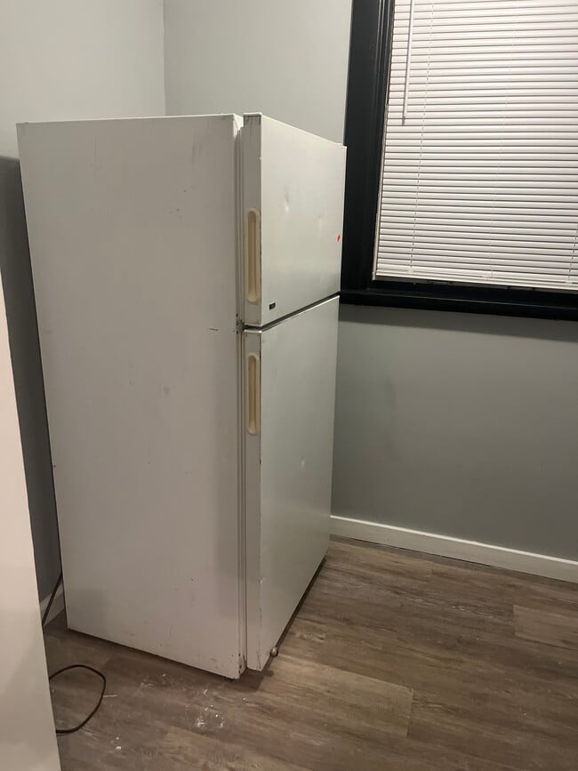 fridge in a separate room - 529 Linden Ave