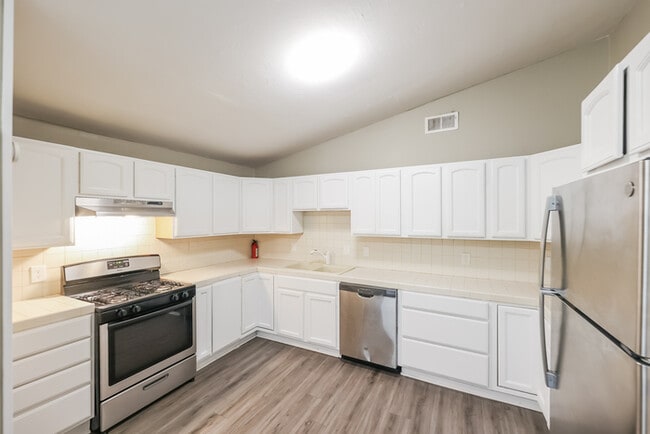 Building Photo - 927 W Lakeview Cir
