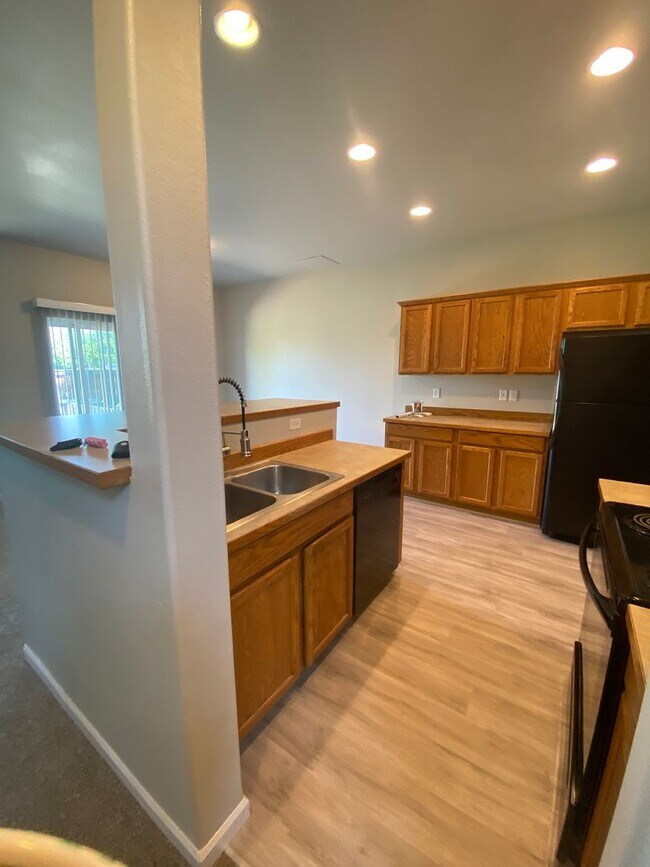 Building Photo - 01 SW Cascade Mountain Ct