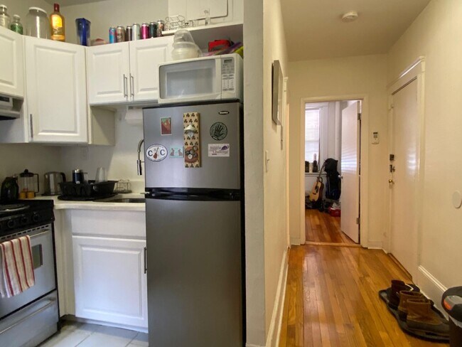 Building Photo - Nicely updated 2 bed 2 bath unit in the he...