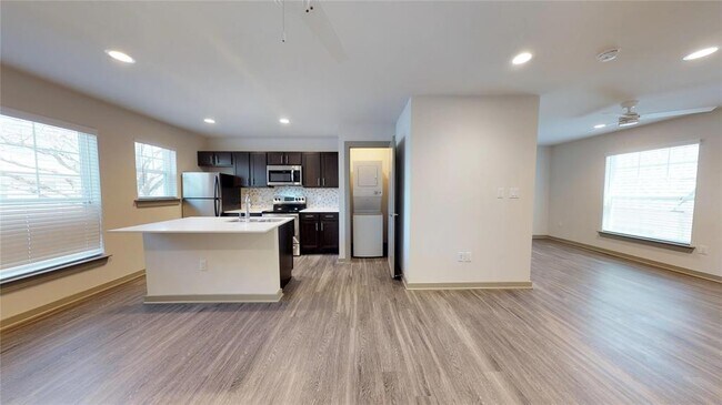 Foto del edificio - 6304 Prospect Ave