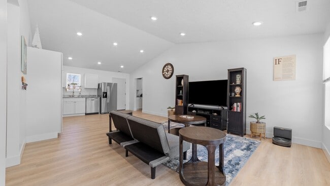 Building Photo - Introducing a charming 2-bedroom, 1-bathro...