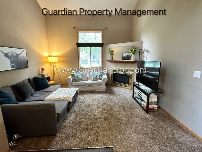 Building Photo - Eden Prairie End Unit Town Home, 2 Car Gar...