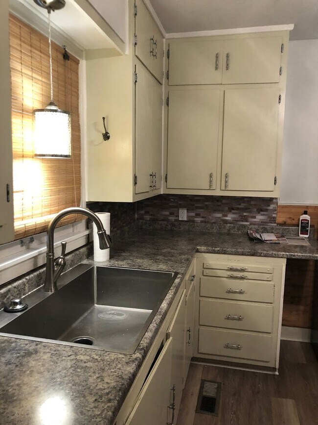 Foto del edificio - 704 N Maple St