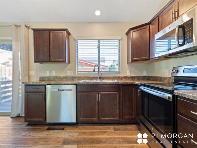 Building Photo - 3 Bedroom , 2 Bathroom House - Available I...