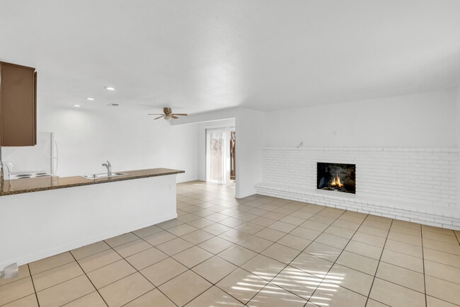 Building Photo - 812 Carro Dr