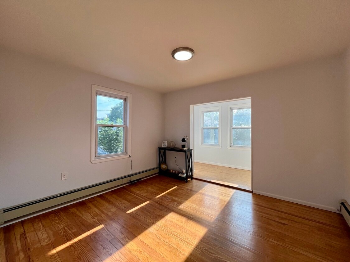 Primary Photo - 24 Grossman St