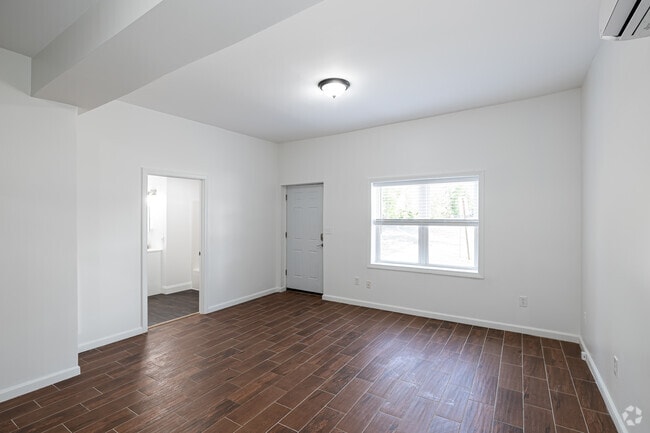 3BR, 1BA - Living Room - 48 High St
