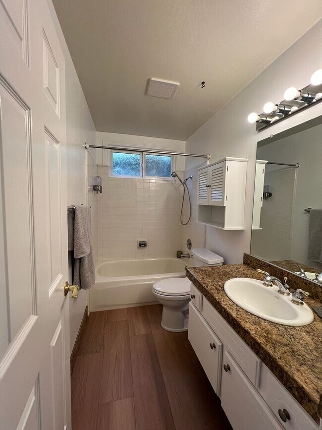 Building Photo - 3 bed, 2 bath single story home in East Si...