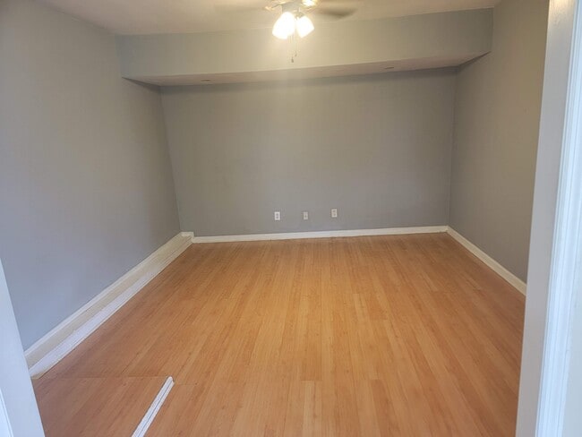 Building Photo - 1583 Roxbury Dr