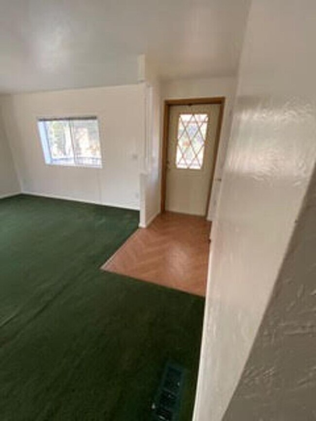 Building Photo - Charming 2 Bed, 2 Bath Home Near Lake Don ...