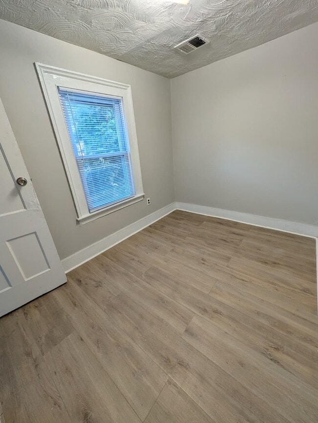 Building Photo - 16 Hallock Ave
