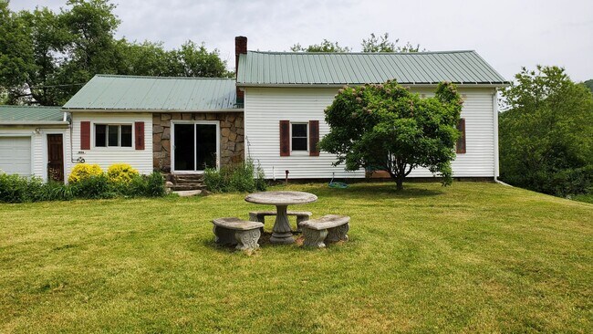 Building Photo - Scenic country farmhouse for rent! 3 bedro...