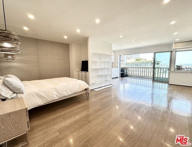 Foto del edificio - 999 N Doheny Dr