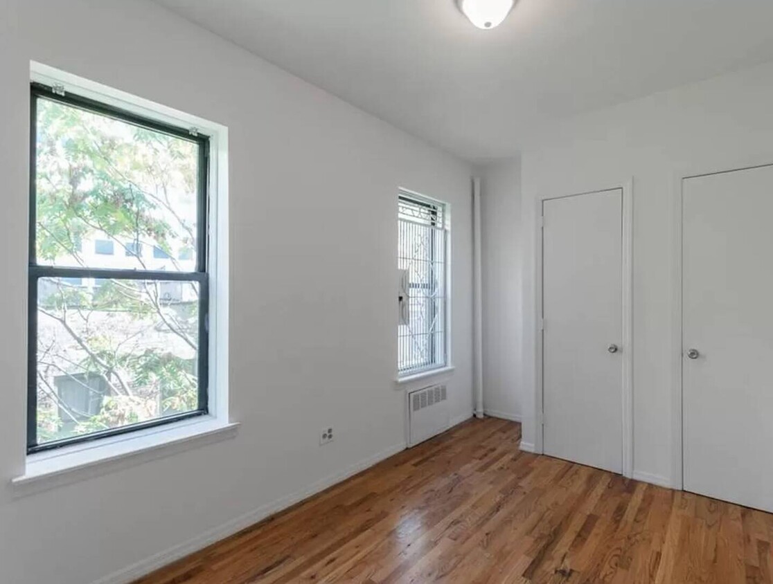 Building Photo - 425 E 65th St