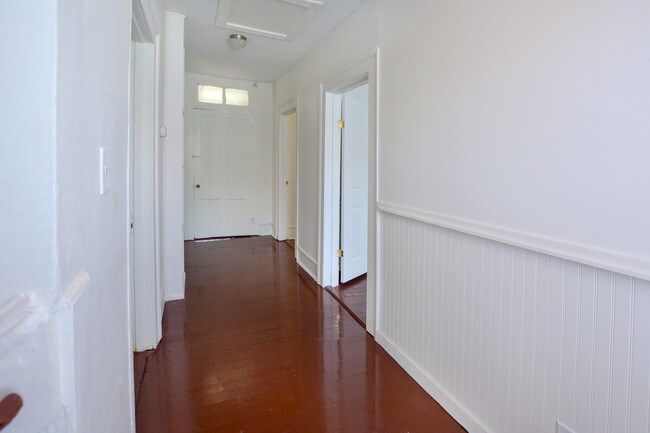 Building Photo - Downtown Duplex close to Hampton Park