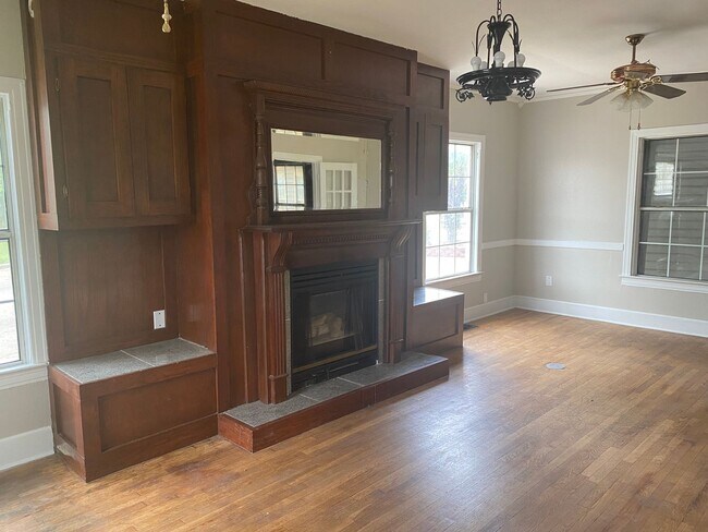 Building Photo - Big, Beautiful, Classic House with an Atta...