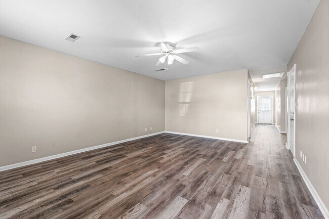 Building Photo - Newly Updated Townhome Close to Gate 1