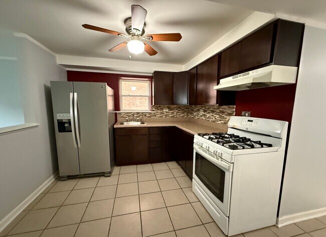 Foto del edificio - Bright & Airy 2BR Garden Unit | Parking In...