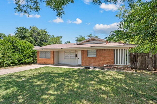 Foto del edificio - Spacious 4 Bedroom Home with Expansive Living Areas in a Convenient Location