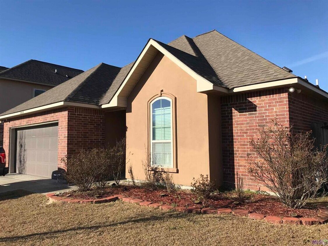 Foto principal - Charming 3 Bedroom 2 Bath home for Rent